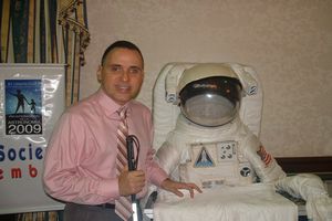 Foto de Manolo al lado de un traje espacial.