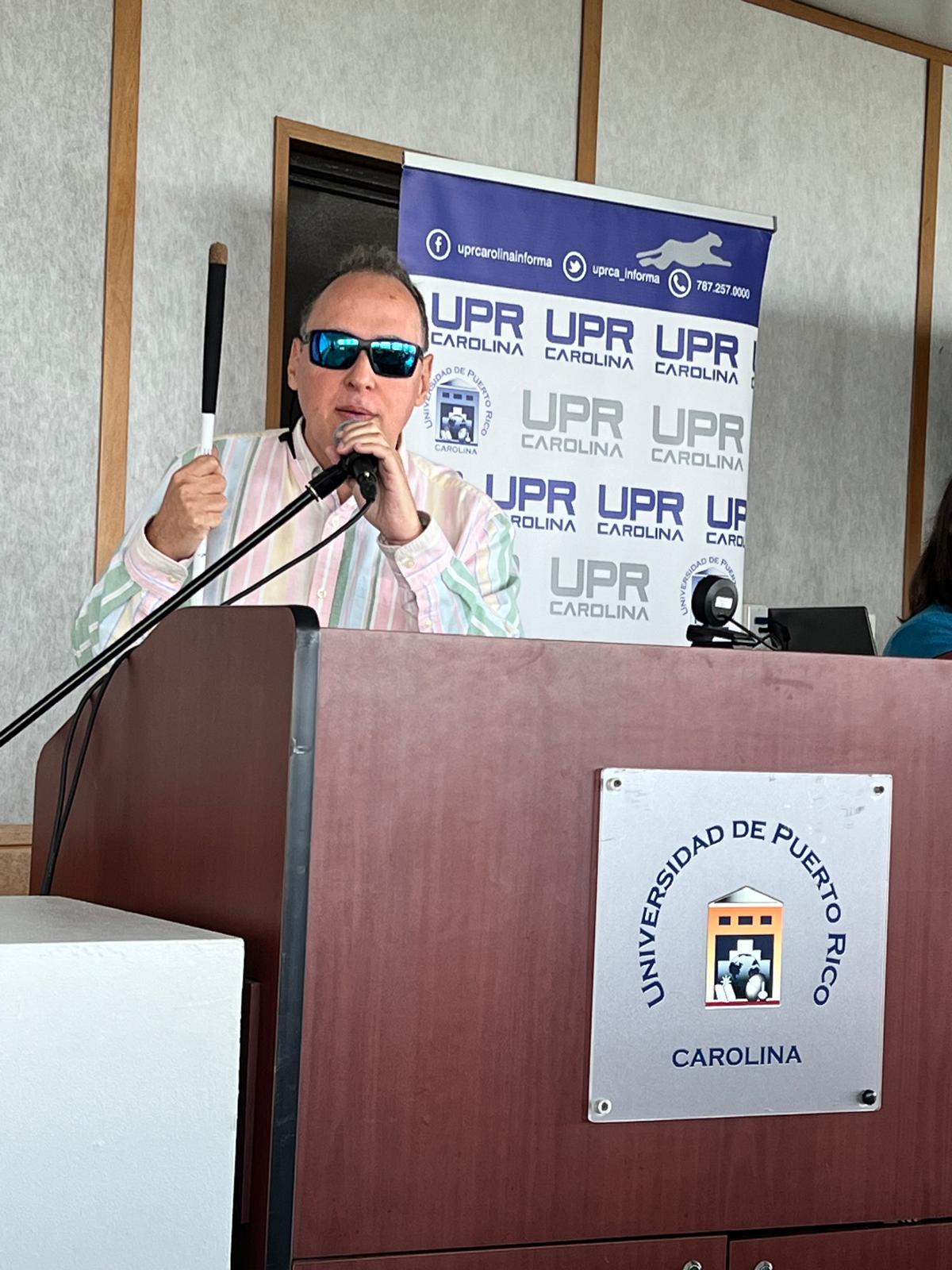 Foto de Manolo en el podio haciendo su presentación.