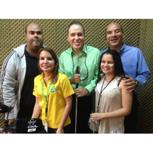 Foto de Manolo junto a Keira de Gracia y otros participantes en la cabina de grabación del programa radial Conóceme Sín Límites.