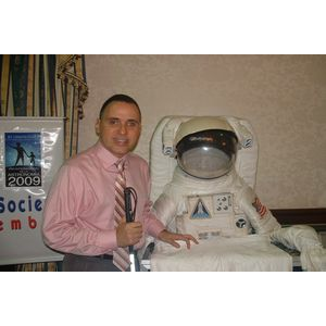 Foto de Manolo al lado de un traje espacial.