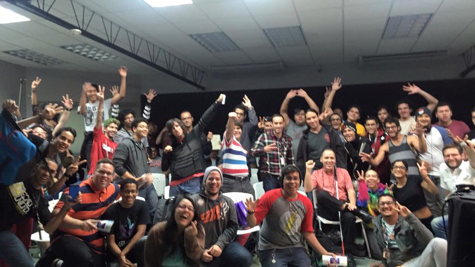 La foto muestra a Manolo posando con los estudiantes de programación de Atlantic College.