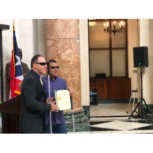 Foto de José Manolo Alvarez recibiendo el certificado con el reconocimiento del Día del Bastón Blanco de parte del Representante Néstor Alonso.