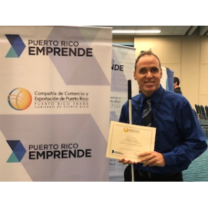 Foto de José Manolo Alvarez mostrando el certificado como ganador del primer lugar de la competencia de videojuegos.