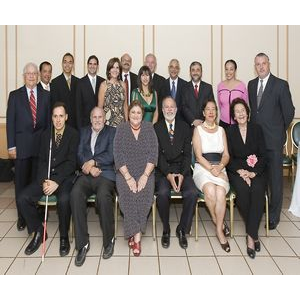 Foto de Manolo junto a todos los ex alumnos distinguidos de la Universidad de Puerto Rico.