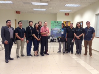 Foto de Manolo junto a estudiantes universitarios miembros de InterDev.