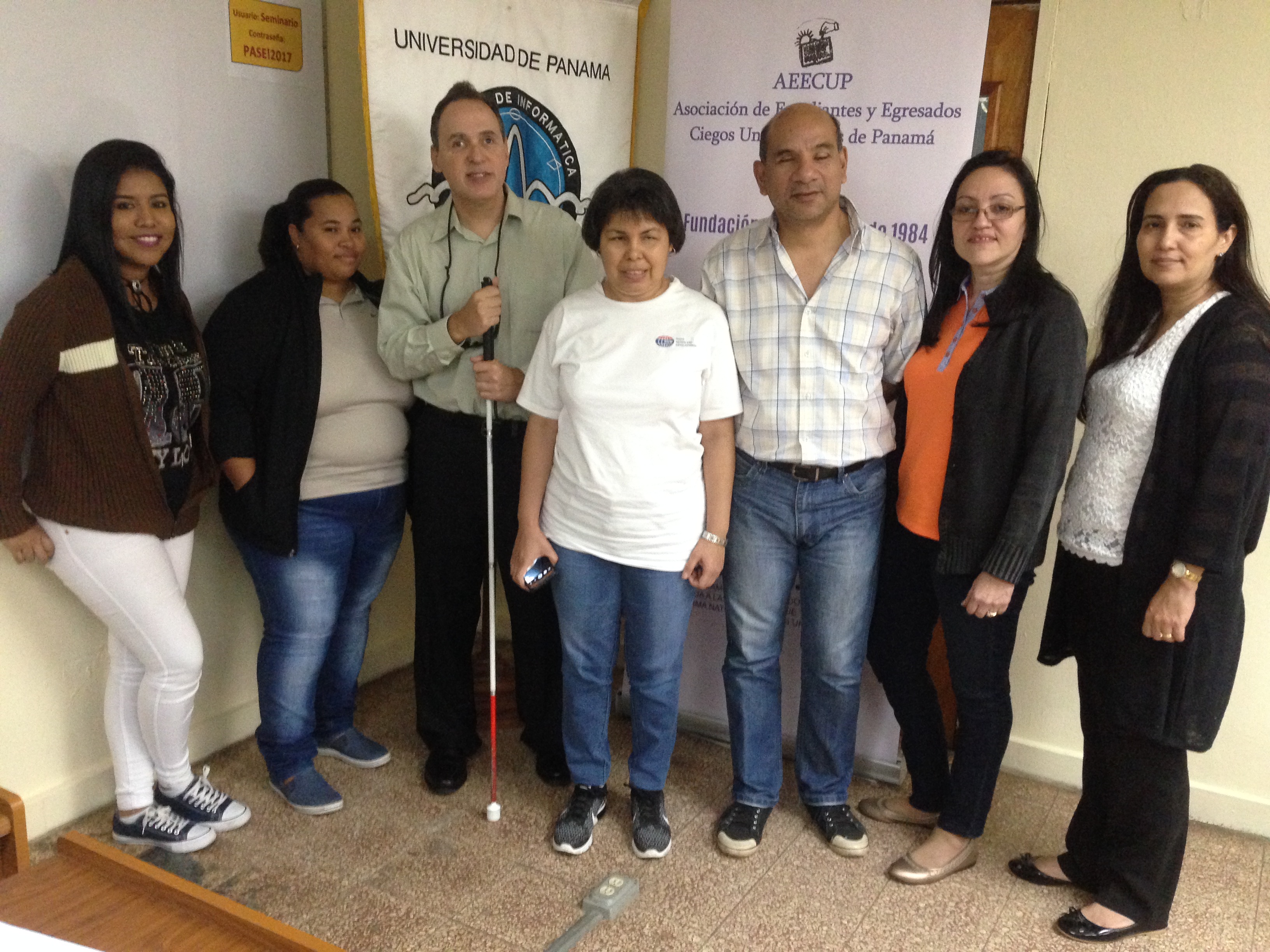 Foto de Manolo junto a participantes del taller.