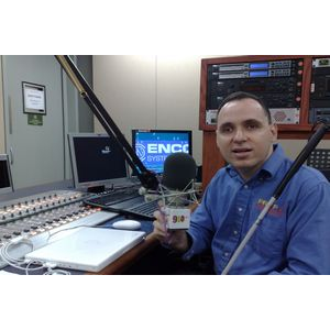 Foto de Manolo durante la entrevista radial Historias de StoryCorps.