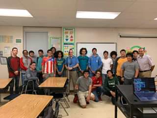 Foto de Manolo junto a estudiantes del grado 10 de la Escuela Superior de la Universidad de Puerto Rico (UPR).