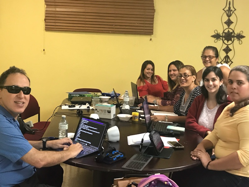 Foto de Manolo enseñando programación a grupo de maestras de educación especial.