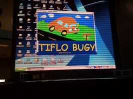 Foto pantalla principal del evento con el video juego Tiflo Bugy, programado por Manolo.