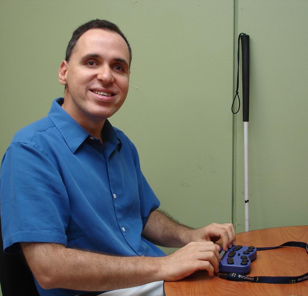 Foto de Manolo, programando con su pantalla braille.