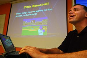 Foto de José Manolo Álvarez, utilizando video juego de Tiflo Baseball.
