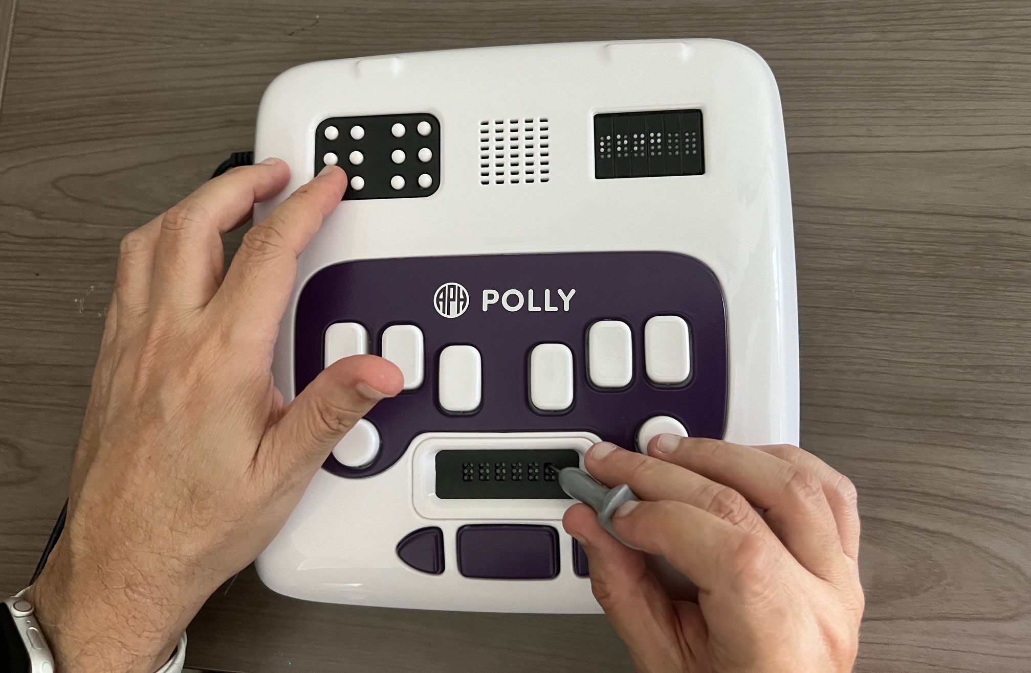 Foto del Polly. Nueva tecnología de la American Printing House (APH), que integra dos celdas Braille, una línea Braille de seis celdas y un teclado tipo Perkins para apoyar el aprendizaje del Braille.