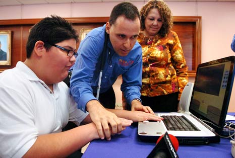 Foto Manolo demostrando tutorial Salón Braille Virtual.